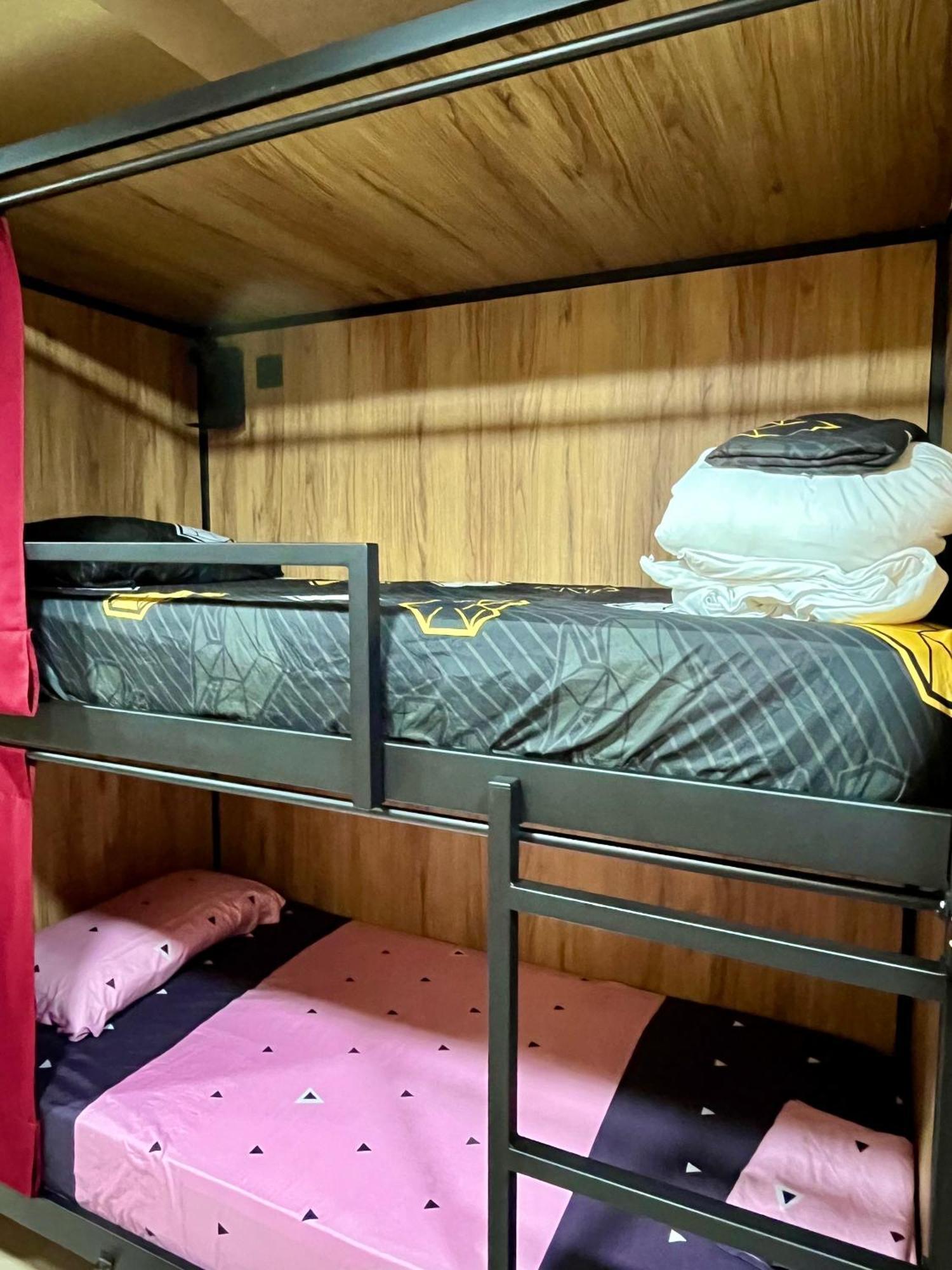 Velvet Hostel Мадрид Экстерьер фото
